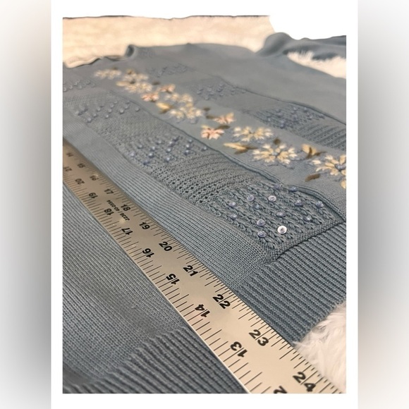 Alfred Dunner Womens Crew Size Small Beautiful Flower Detail on Blue Knit - Picture 6 of 7